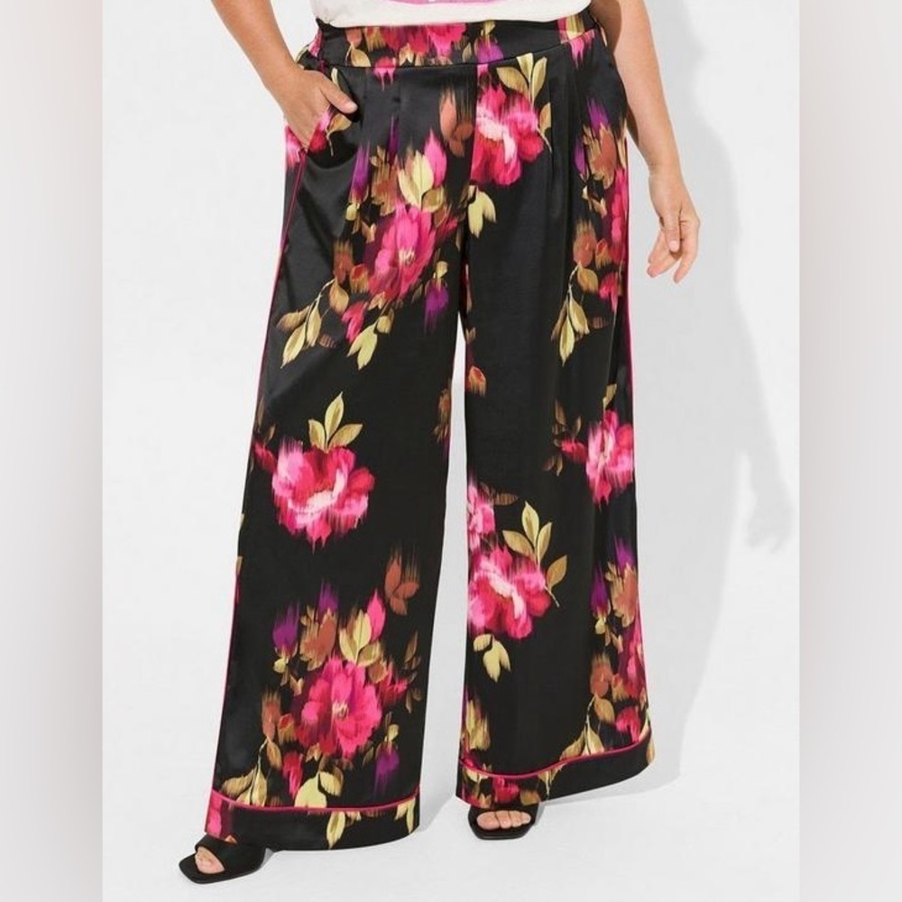 Torrid Wide Leg High Rise Pant.  Size 5 Tall/ 28 Tall